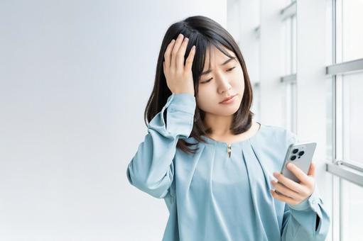 給湯器が壊れて悩む女性